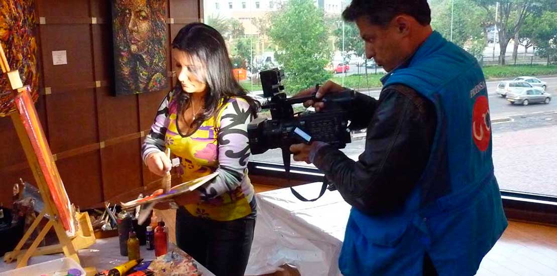 Diana Francia pintura en vivo para medios Bogotá Colombia